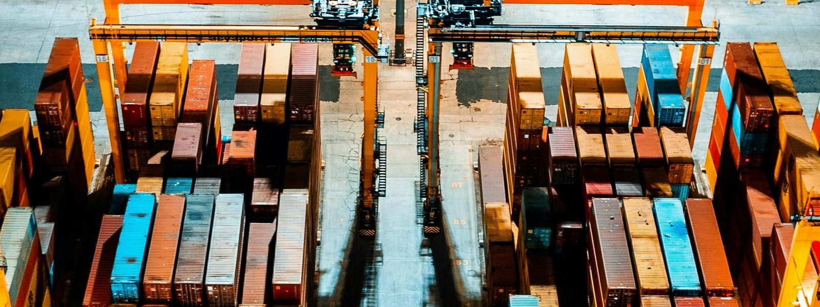 Stevedoring under gantry cranes